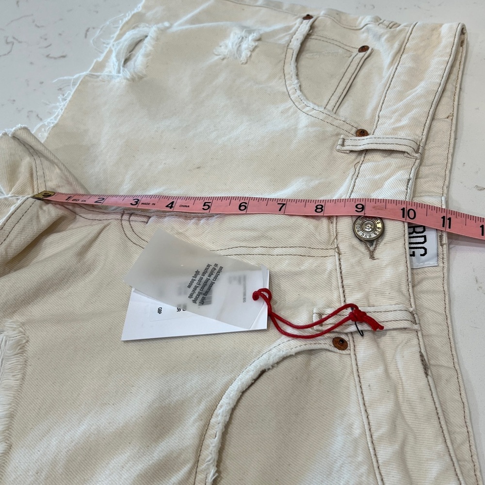 BDG Urban Outfitters Distressed Neutral Cream Denim Shorts Raw Hem Size 31 NWT - Picture 9 of 11